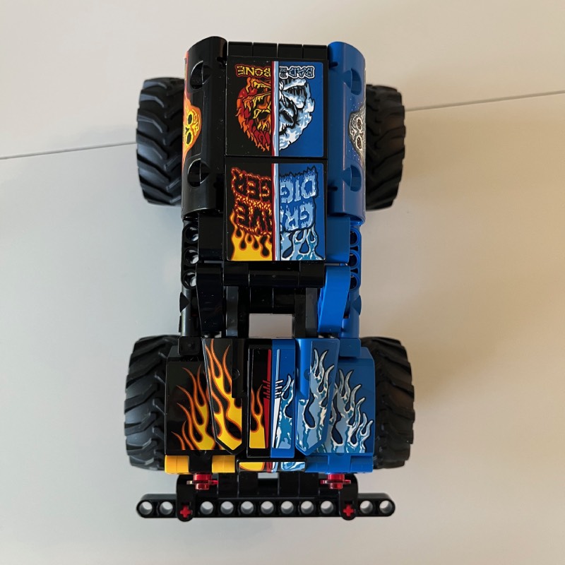 Bau- und Spielset: "Monster Jam Grave Digger Feuer und Eis (42219)" von LEGO im Review von LEGO ©https://dadslife.de