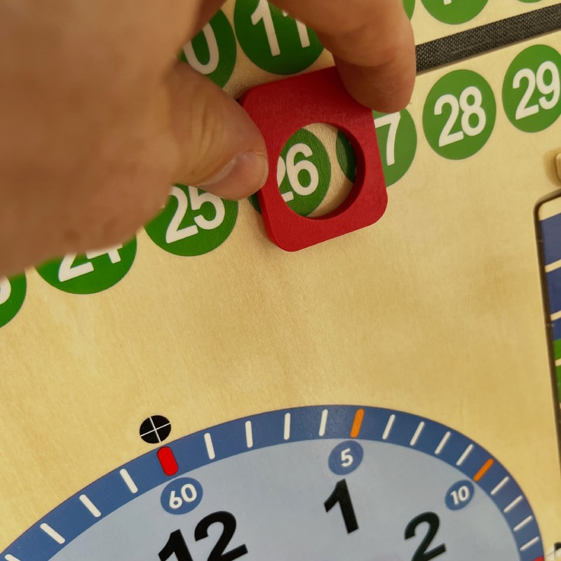 Lernspielzeug: "Große Kalenderuhr" von Goula im Review von Goula ©https://dadslife.de