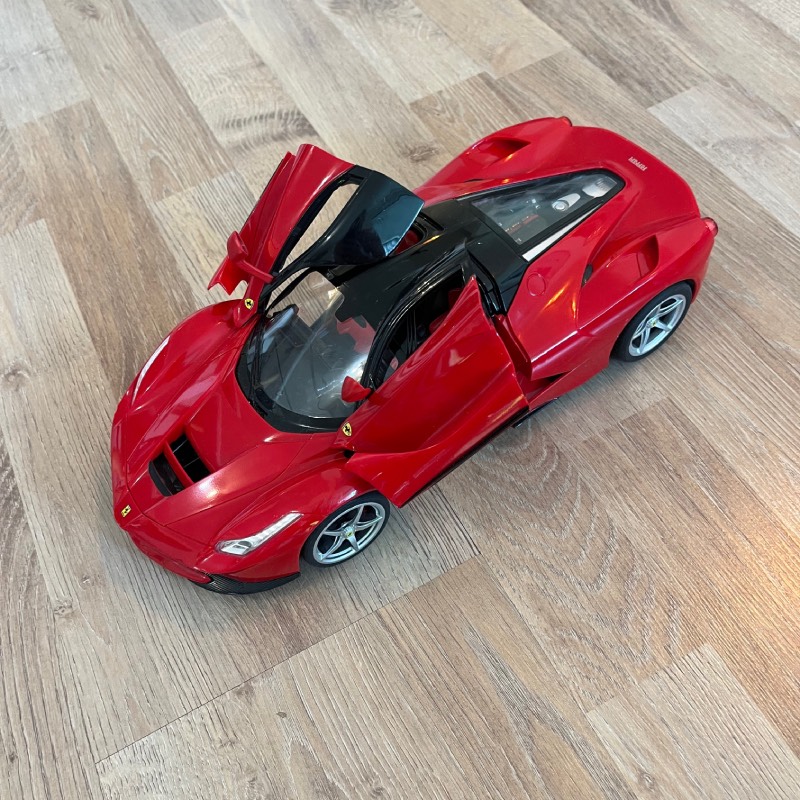 Ferngesteuertes Auto "Ferrari "LaFerrari" 1/14" von Rastar ©https://dadslife.de