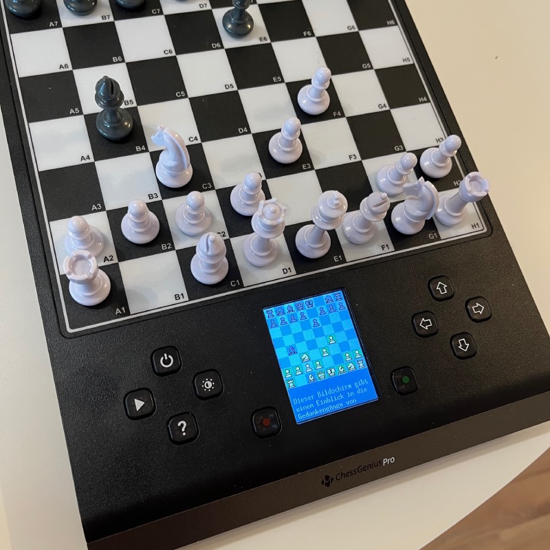 Schachcomputer: "ChessGenius Pro" von Millennium im Review von Millennium ©https://dadslife.de