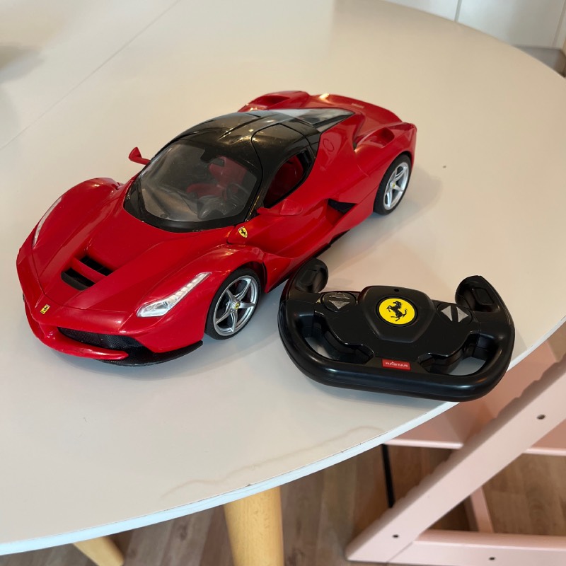 Ferngesteuertes Auto "Ferrari "LaFerrari" 1/14" von Rastar ©https://dadslife.de