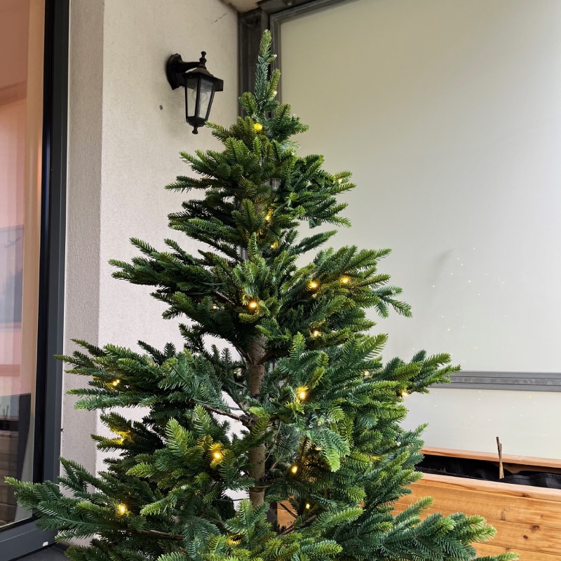 Künstlicher Weihnachtsbaum "Premium Tanne mit Beleuchtung" von ArtiTree ©https://dadslife.de
