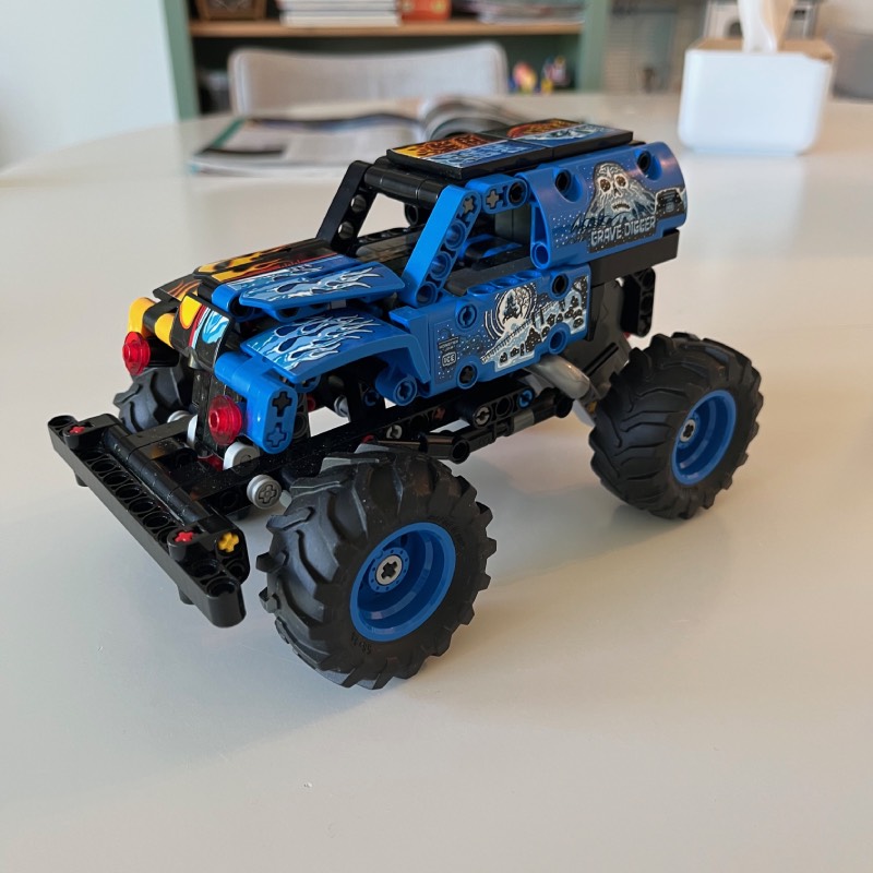 Bau- und Spielset: "Monster Jam Grave Digger Feuer und Eis (42219)" von LEGO im Review von LEGO ©https://dadslife.de