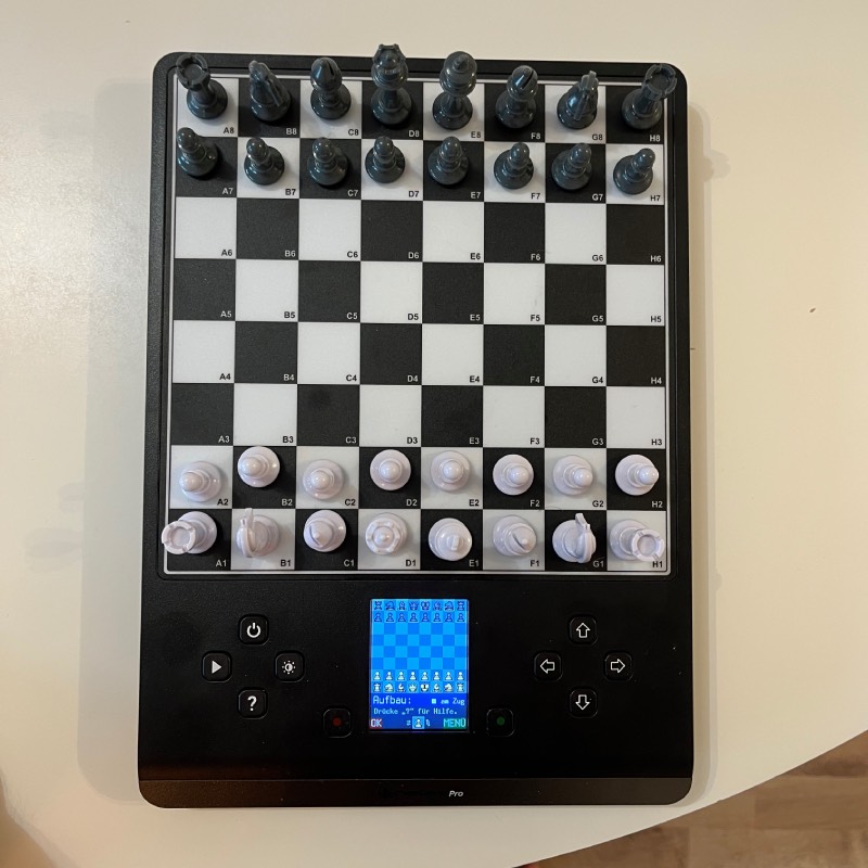 Schachcomputer: "ChessGenius Pro" von Millennium im Review von Millennium ©https://dadslife.de