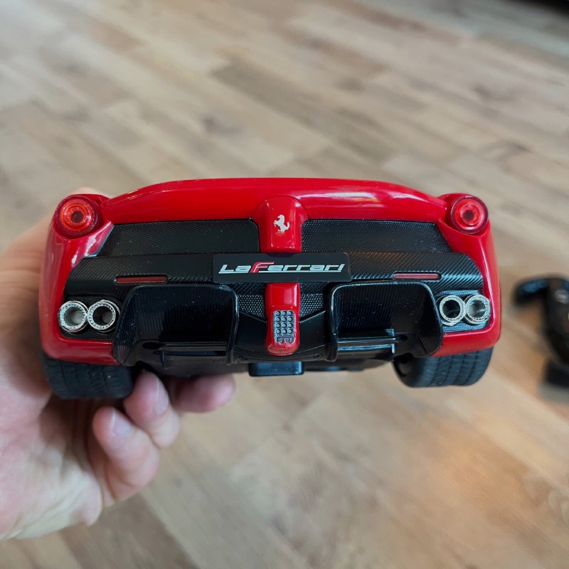 Ferngesteuertes Auto "Ferrari "LaFerrari" 1/14" von Rastar ©https://dadslife.de