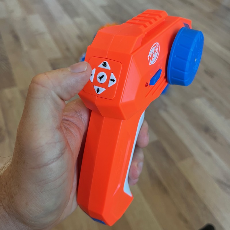 Ferngesteuertes Auto: "Nerf Blasting Car" von Carrera im Review von Carrera ©https://dadslife.de