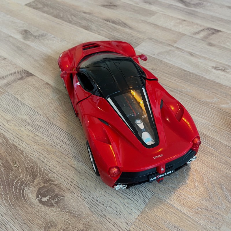 Ferngesteuertes Auto "Ferrari "LaFerrari" 1/14" von Rastar ©https://dadslife.de
