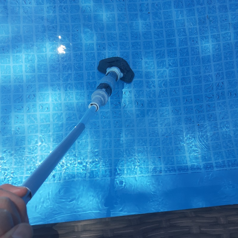 Reinigungsvorgang mit dem Akku-Poolsauger LAY-Z-Spa Xtras © Christian Gaisböck / dadslife.at