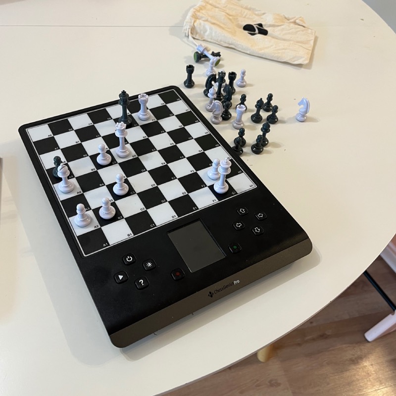 Schachcomputer: "ChessGenius Pro" von Millennium im Review von Millennium ©https://dadslife.de