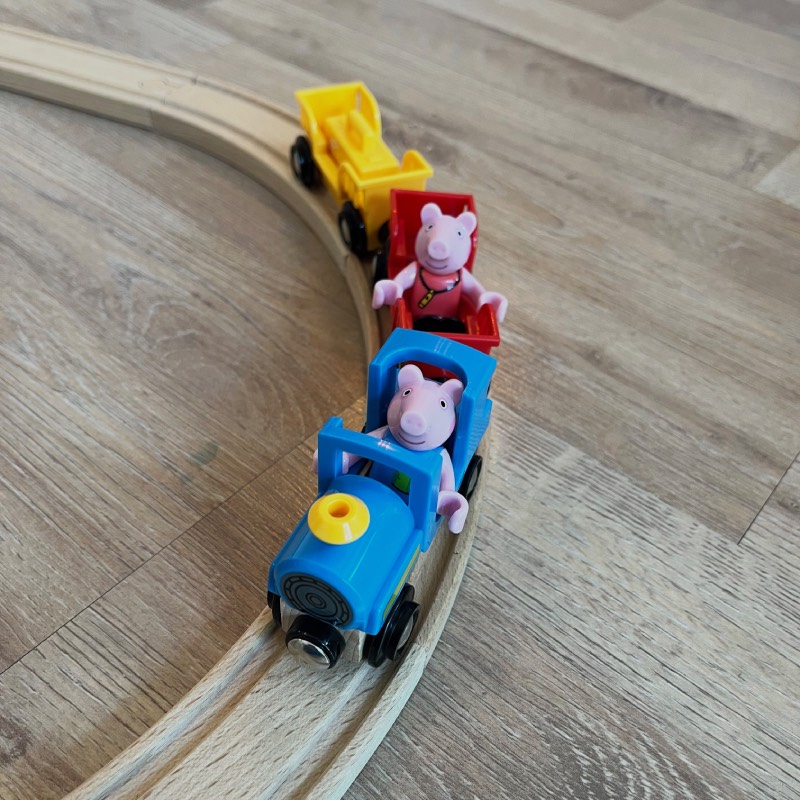 Spielzeug-Eisenbahn: "Peppa Wutz Zug" von BRIO im Review von BRIO ©https://dadslife.de