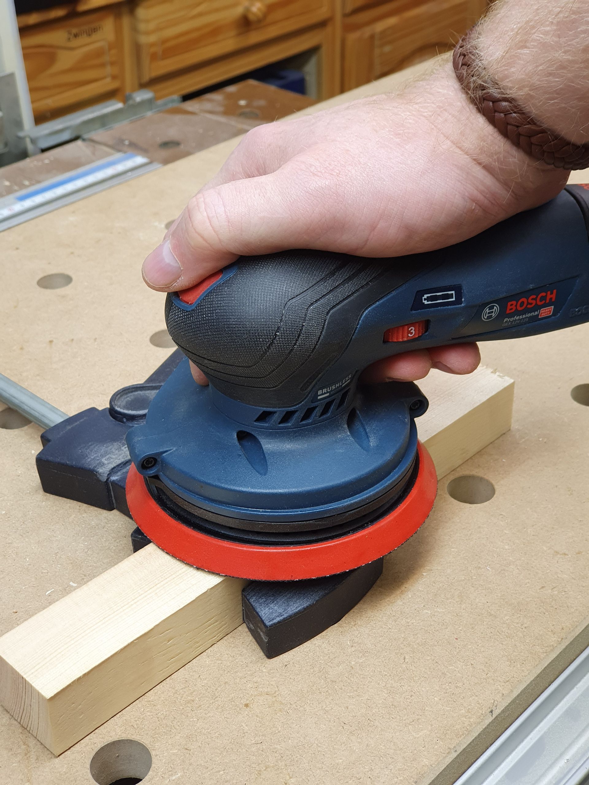 Exzenterschleifer GEX 12V-125 Professional von Bosch-In Aktion