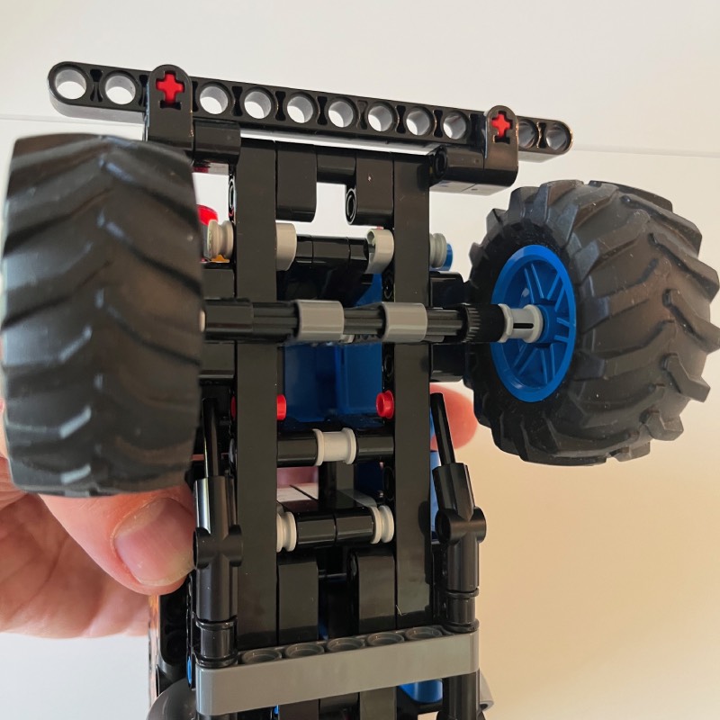 Bau- und Spielset: "Monster Jam Grave Digger Feuer und Eis (42219)" von LEGO im Review von LEGO ©https://dadslife.de